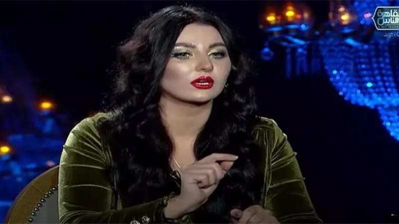 صافيناز ترفض الرد على سؤال إيناس الدغيدي: «أنا خايفة».. فيديو