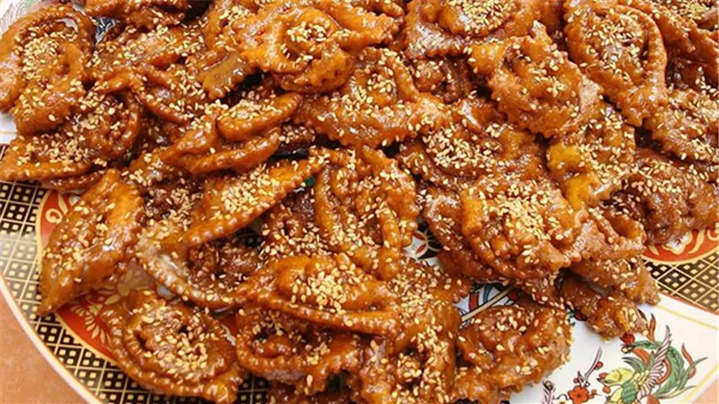 من المطبخ المغربي.. طريقة عمل حلوى الشباكية