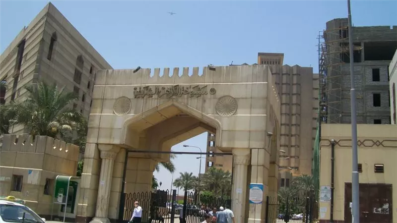 أنظر إلى عورات المريضات.. فهل يبطل صومي؟ الأزهر يجيب