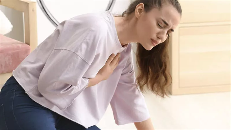 8 أعراض تُنذر بكارثة صحية.. تعرفي عليها 