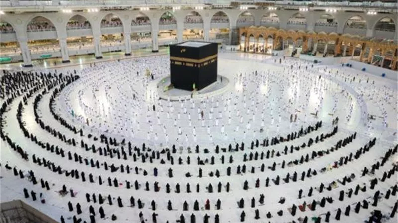 بث مباشر.. صلاة العشاء والتراويح من المسجد الحرام 