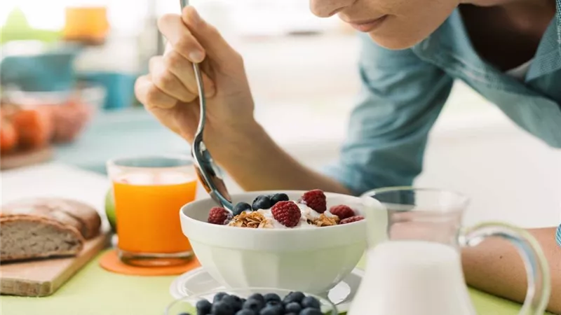 احذريها في رمضان.. مشروبات تدمّر معدتك على الإفطار 
