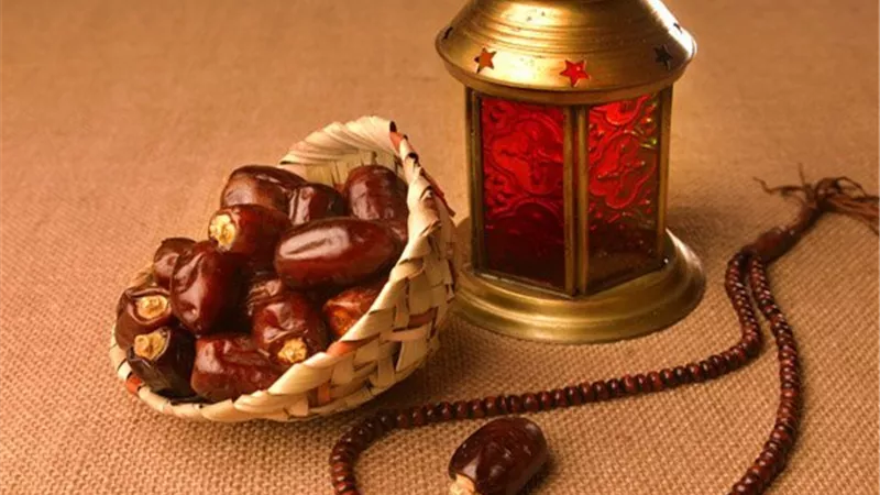 ما حكم إصرار المسنة المريضة على الصيام؟
