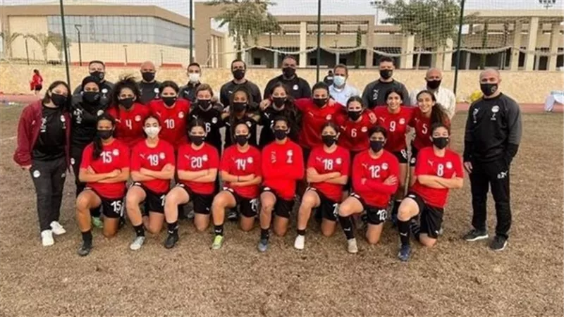 أولياء أمور لاعبات منتخب السيدات يحضرون تدريبات الفراعنة 