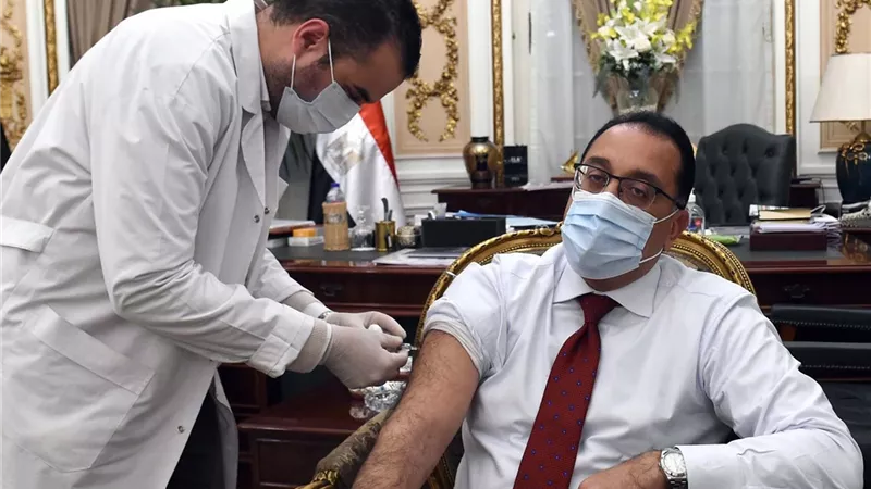 رئيس الوزراء يتلقى لقاح كورونا ويوجه رسالة للمواطنين