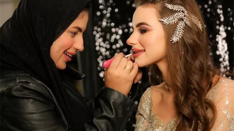 «لو وجهك تخين».. إليكِ 6 طرق لتنحيف الوجه بالمكياج