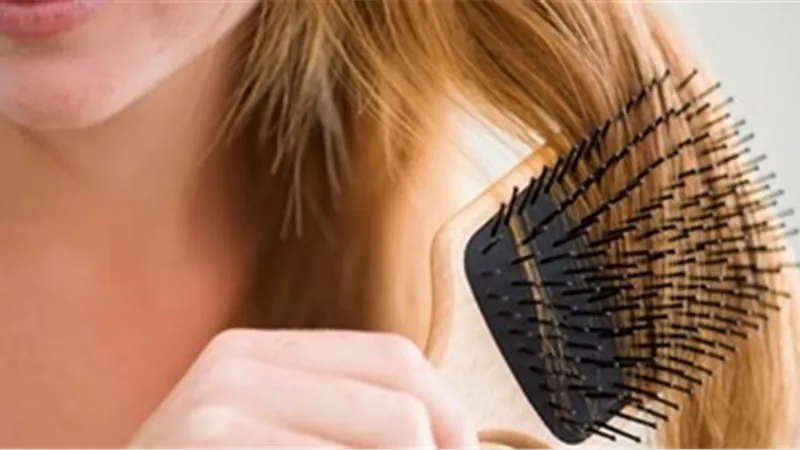 استشاري أمراض جلدية يوضح أضرار ارتفاع درجة الحرارة على الشعر.. فيديو