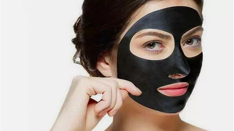 ماسك الفحم.. خلطة فعالة للتخلص من مسام البشرة الواسعة