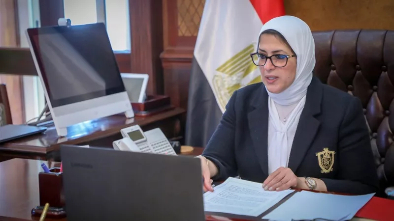 هالة زايد تستعرض موقف أجهزة الأشعة المقطعية ومخزون الأكسجين وإصابات كورونا
