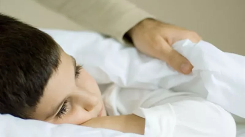 «اتعامل ازاي مع ابني المتبول لا إراديًا رغم كبر سنه؟».. طبيبة تجيب