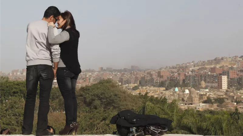 زوجات: كلمة حلوة من جوزي بترضيني.. وأخريات :«مش كفاية» 