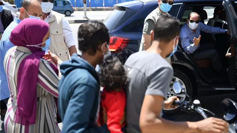 الرئيس السيسي يتوقف بسيارته ويسأل أسرة مصرية عن الأحوال المعيشية ويشدد على الإجراءات الاحترازية
