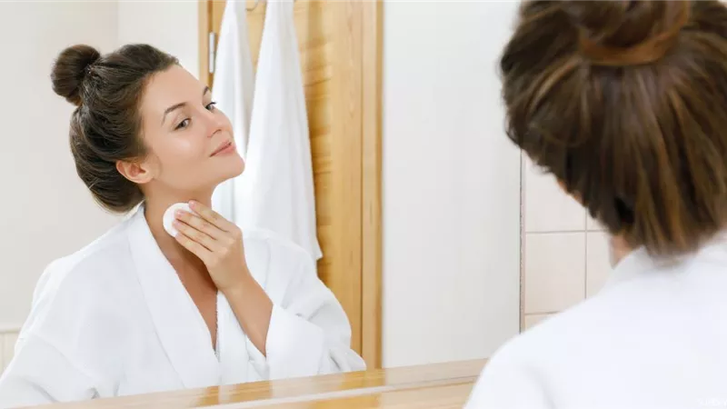 «متروحيش مراكز تجميل»..نظفي بشرتك في المنزل بهذه الطريقة 