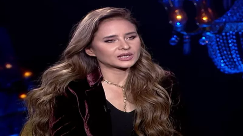 نيللي كريم لمنتقدي ملابسها الجريئة: «بلبس اللي يليق عليّا»| فيديو