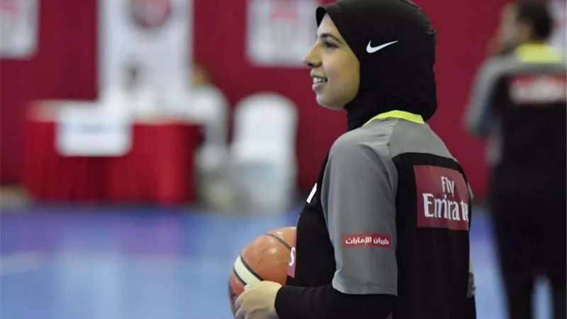 مهندسة محجبة.. سارة جمال تتألق في تحكيم نهائي كأس مصر للسلة رجال