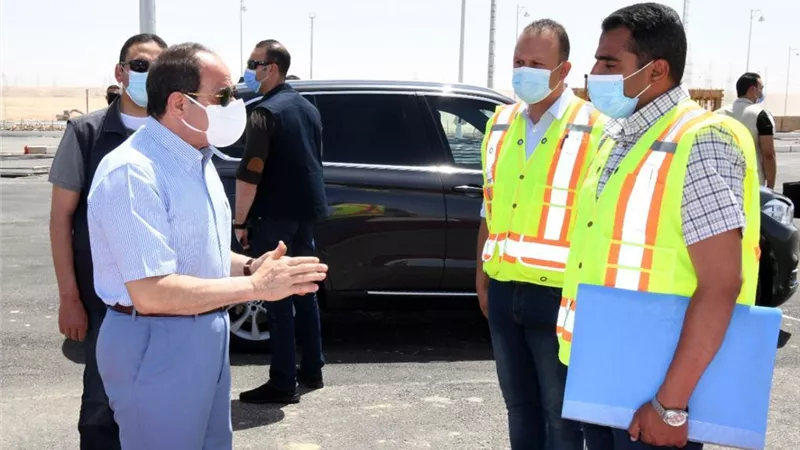 الرئيس السيسي يستمع لآراء ومطالب مواطنين بسوق السيارت الجديد  