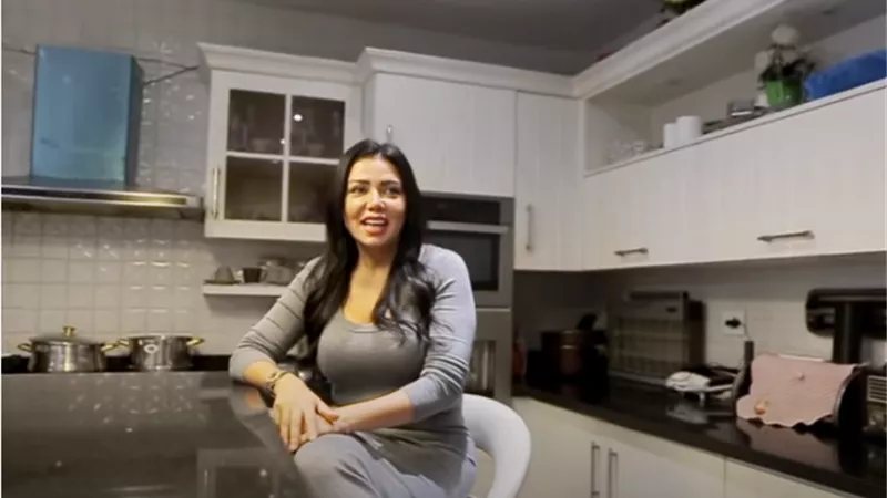 مطبخها حياتها.. ديكورات منزل رانيا يوسف «مبهجة» | فيديو