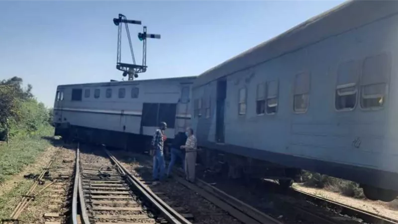 بدون خسائر بشرية.. خروج قطار دمياط عن القضبان أمام مدينة كفر سعد