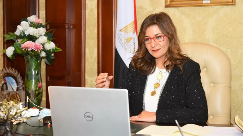 الوزيرة الإنسانة.. نبيلة مكرم تنهي أزمة فتاة مصرية عالقة بمطار الدوحة