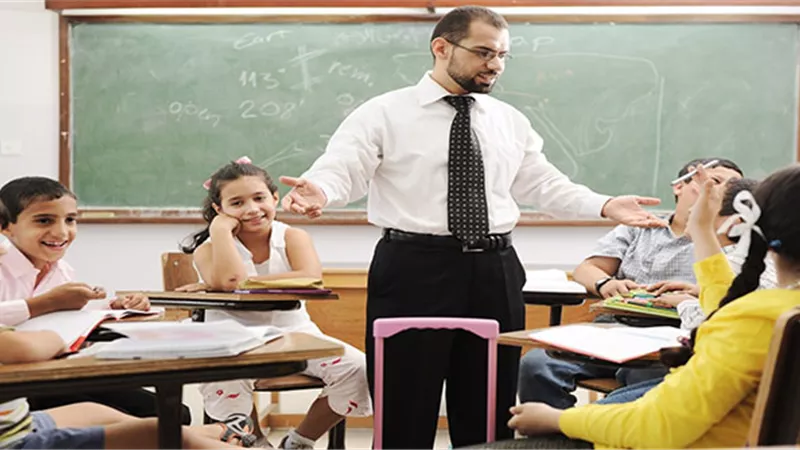بين الوهم والخيال.. إعجاب التلميذة بالأستاذ قصة حب عارية عن الصحة