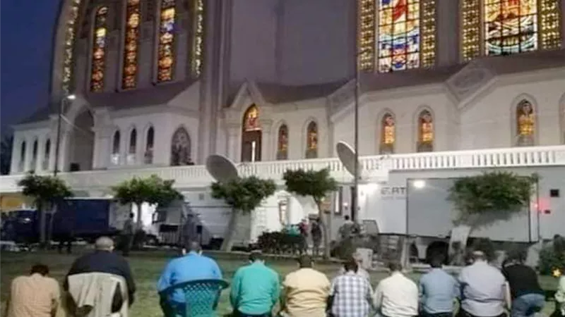 طاقم التليفزيون يصلي العشاء داخل الكاتدرائية.. والأقباط يشكرونهم