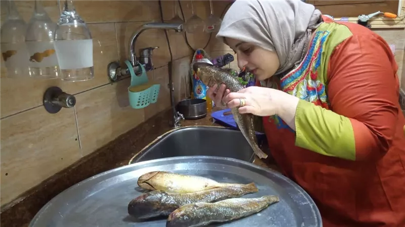 استشاري باطنة تكشف خطورة تناول الفسيخ في رمضان.. فيديو