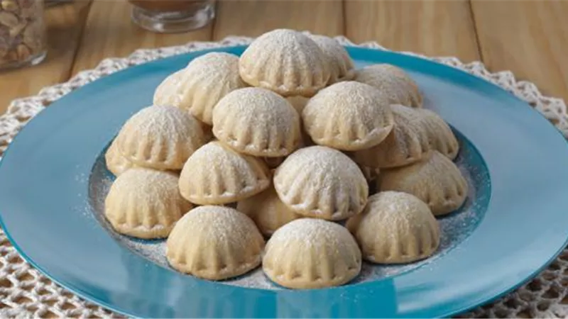طريقة عمل كحك العيد الناعم في البيت.. فيديو