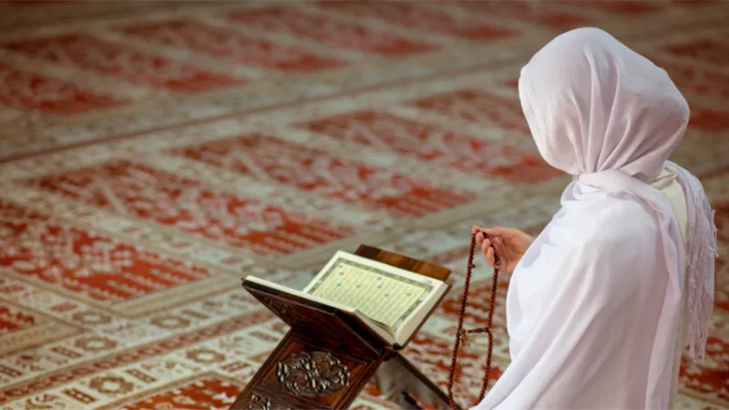 أستاذ بالقصر العيني يكشف مفاجأة عن وقت العبادات من عمر الإنسان