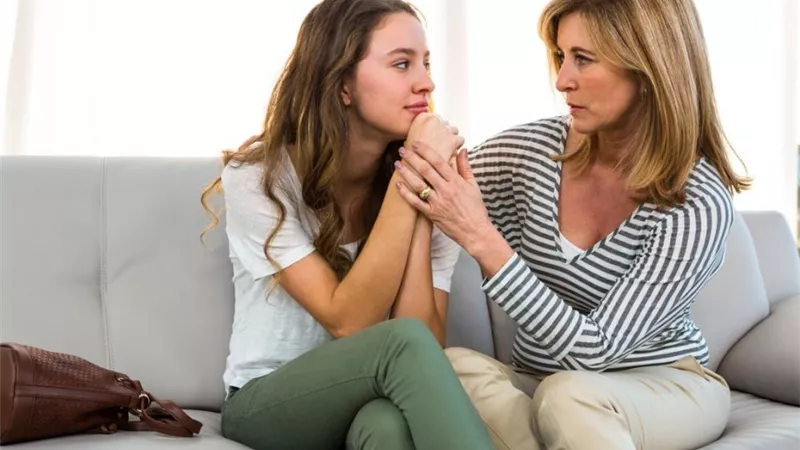 أسرار البنات المراهقات.. أستاذة علم نفس تقدم 3 نصائح ذهبية للأمهات