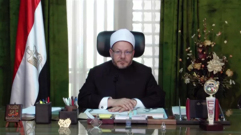 ممرضة تسأل: أعمل في العناية المركزة وأجمع الصلوات ..والمفتي يرد