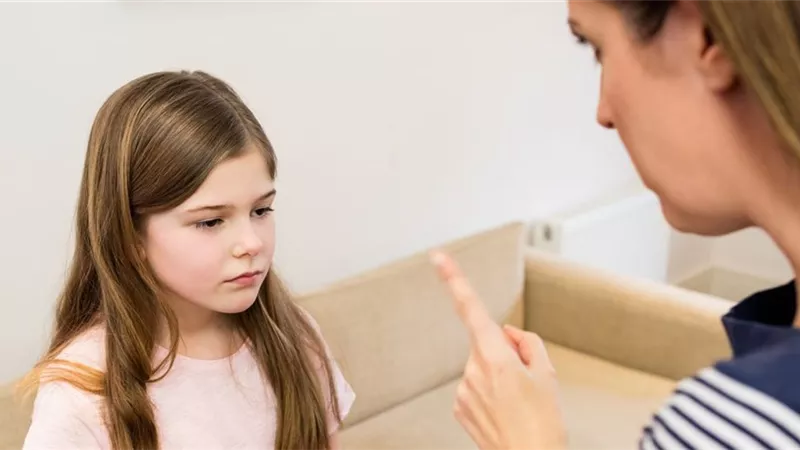 إصراره على تنفيذ طلباته.. الطفل المدلل صُداع في رأس الآباء والأمهات