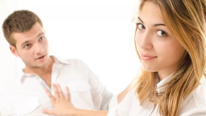 تظن أن الحياة ملكها.. 5 علامات تكشف المرأة النرجسية