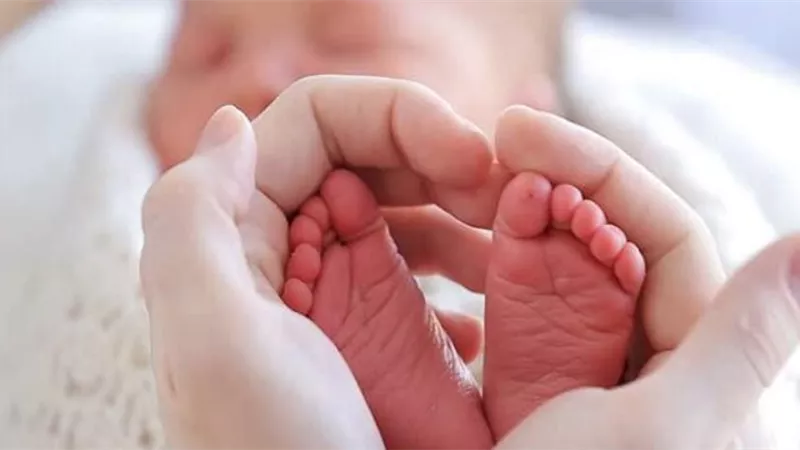 حمل في الخطوبة.. رنا تطلب إثبات نسب طفلها أمام محكمة الأسرة