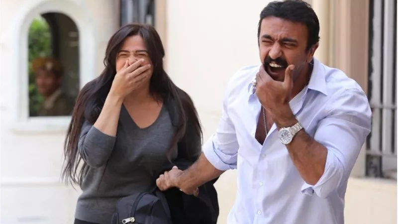 أخد بالروصية.. ياسمين عبد العزيز تعطي الخديوي حضن عنيف