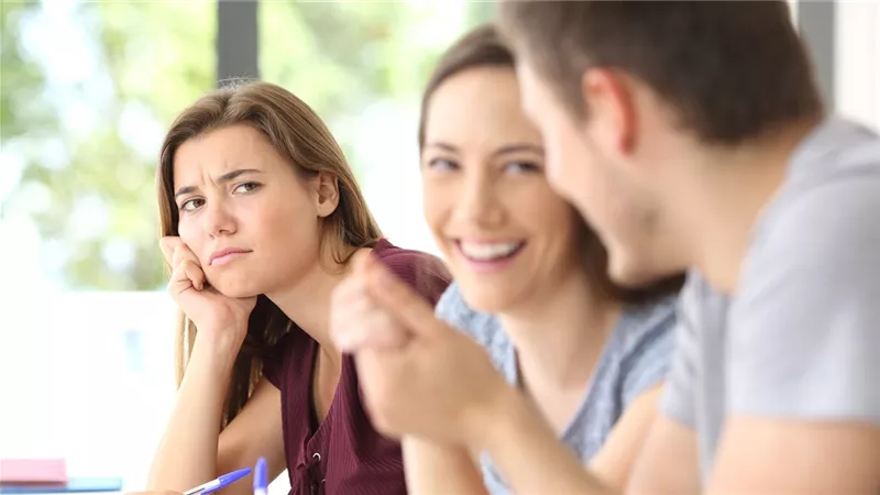 أشعر بالغيرة ممن حولي.. ماذا أفعل؟