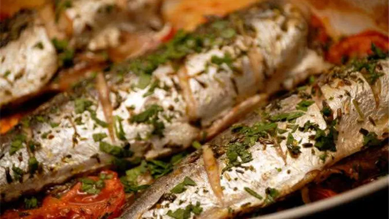 صينية السمك الماكريل في الفرن مع أرز بالبصل 