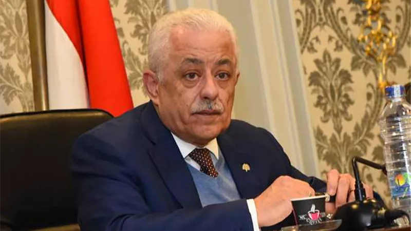 تصريحات وزير التعليم بشأن الكتاب المدرسي تثير جدل أولياء الأمور 