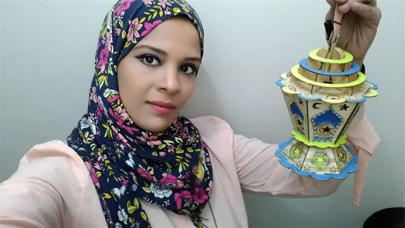«أميرة الظلام».. سماء عباس نور الابتكار على شموع الديكورات ..صور