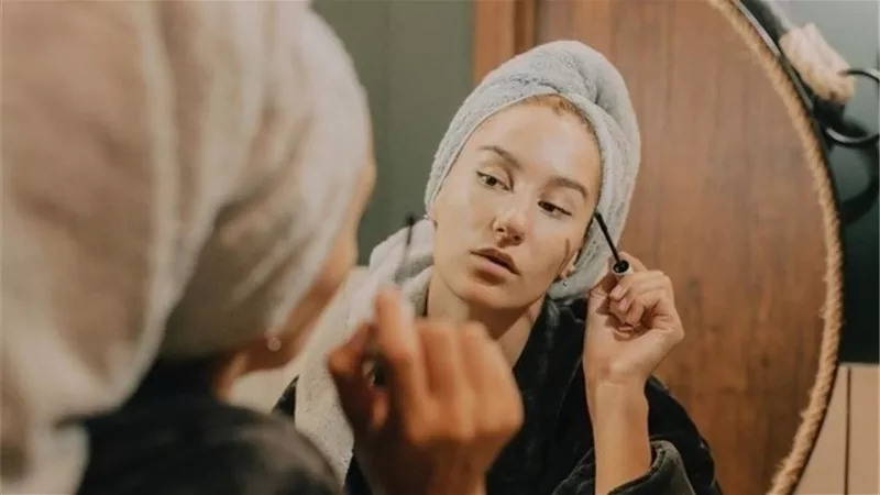 لو بتحبي المكياج.. نصائح لصاحبات العيون الحساسة 