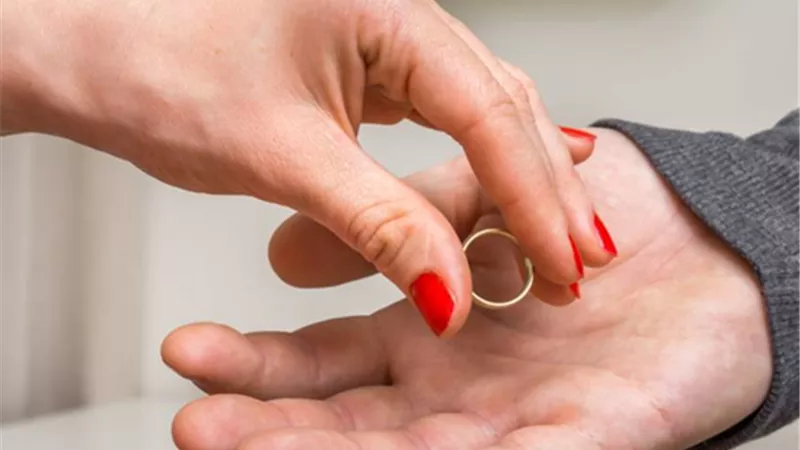 خانت عِشْرة 25 سنة.. فاطمة تطلب الطلاق من أجل العريس الجديد