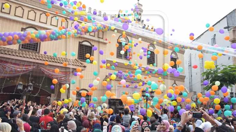 أمهات يبدعن في قضاء العيد بالبيت.. مسابقات بقشر البطيخ وأغاني وزينات