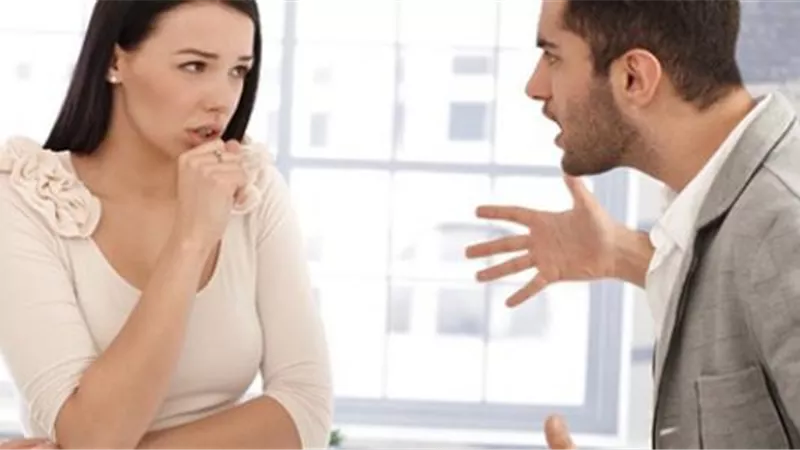 كيف أتعامل مع زوجي العصبي والمستفز؟.. خبير يُجيب 