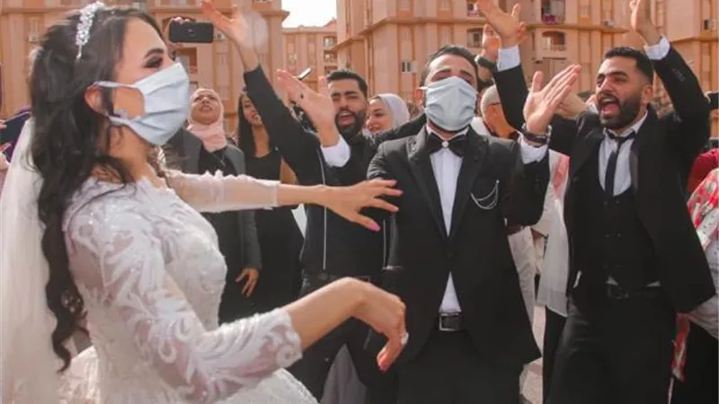الأفراح في زمن «كورونا».. معازيم على قد الإيد.. والأطعمة «على الواقف»