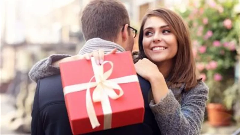 «البوكس والعيدية».. ماذا تنتظر الفتاة من خطيبها في العيد؟ 