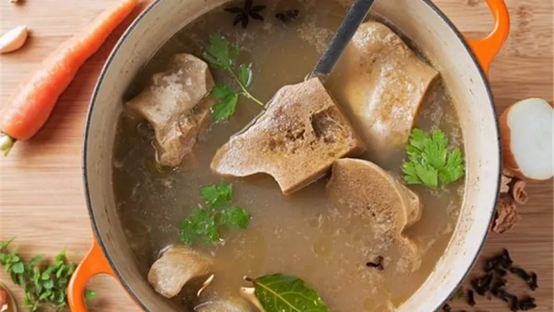من بينها تحسين صحة القلب.. فوائد مرق العظم