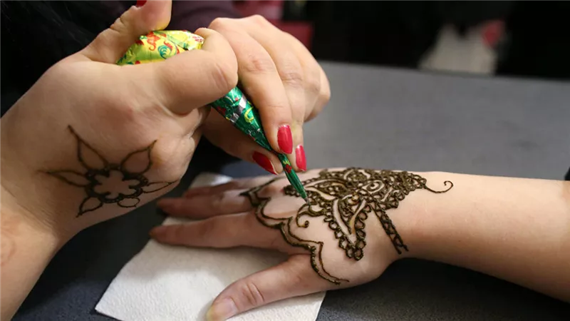 في عيد الفطر.. تحذير للفتيات من مخاطر نقوش الحناء السوداء