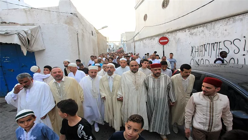 طقوس الاحتفال بالعيد في تونس وعمان وإندونيسا والسعودية والإمارات | فيديو