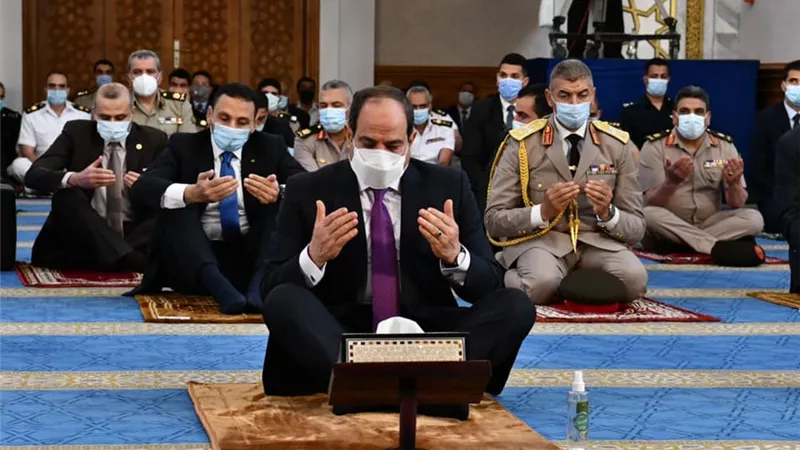 الرئيس السيسي يؤدي صلاة عيد الفطر بالعلمين الجديدة.. فيديو 