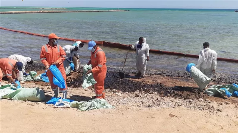 وزيرة البيئة تتابع أعمال مكافحة التلوث الزيتي شمال مدينة الغردقة