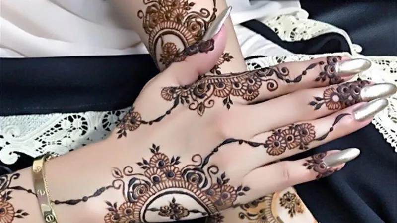 أحدث رسومات الحنة لعروسة عيد الفطر 2021.. صور